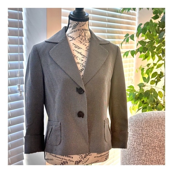 Tahari ASL Women's Two-Button Blazer. Black, White. Size 6 - Picture 2 of 6